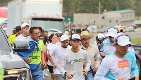 Vuelve Alexander Joven Que Corre Descalzo Retoma La Carrera Junto A