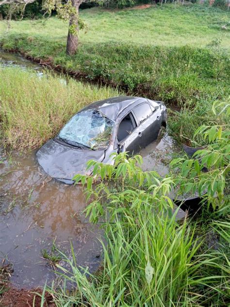 Condutora Perde O Controle E Carro Vai Parar Dentro De Represa Na RO