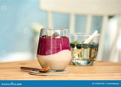 Vidrio Con El Smoothie Sabroso Del Acai En La Tabla Foto De Archivo