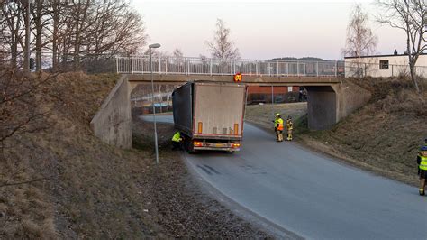 Trailerdragare fastnade under gång och cykelbro Nkpg News