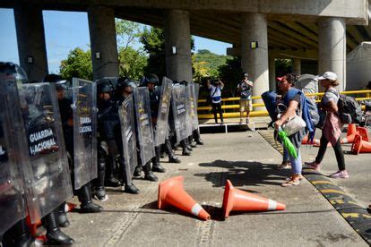 Una Nueva Caravana Con Cientos De Migrantes Marcha De La Frontera Sur A