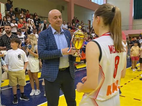 Basketboll Femra Flamurtari Shpallet Kampion I Shqip Ris P R Her T T