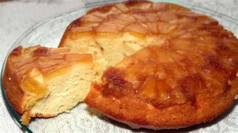 Gâteau caramélisé renversé à l ananas un dessert exquis et invitant