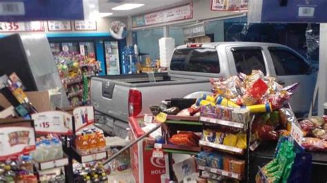 Mujer Se Mete A Tienda Con Todo Y Su Camioneta