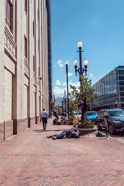 Local barber takes to SLC streets to offer free haircuts - The Globe