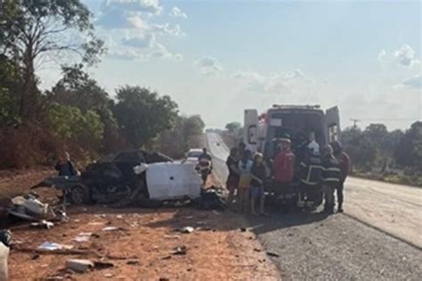 Batida Entre Caminh O E Carro Pequeno Na Br Deixa Ve Culo