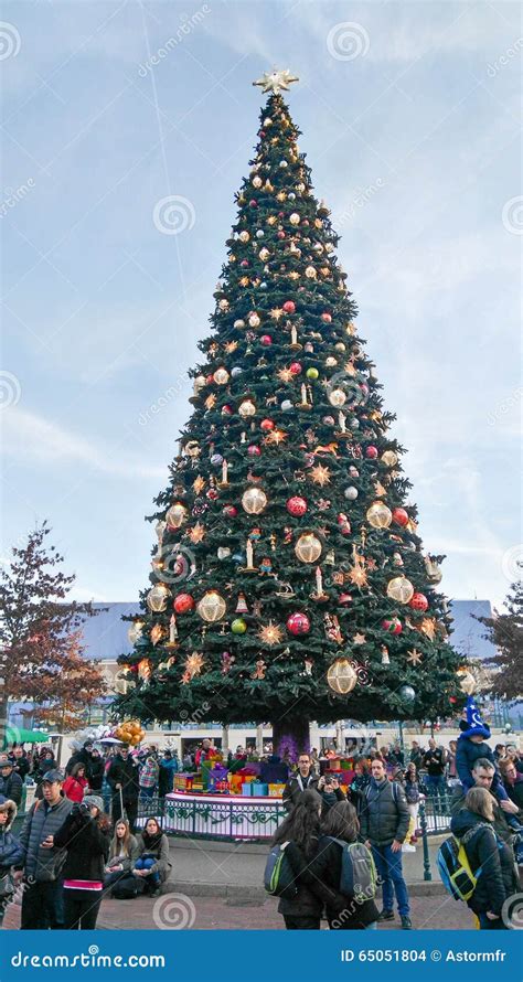 DISNEYLAND PARIS Christmas Tree Editorial Stock Image - Image of ...