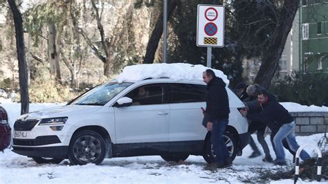 La Comunidad de Madrid activa la alerta por frío ante la caída de las