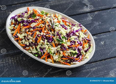 Salada Vegetal Couve Vermelha Cenouras Pimentas Doces Ervas E