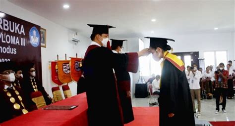 Politeknik Elbajo Commodus Wisuda Angkatan Pertama Patrolipost