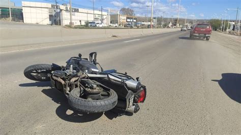 Un motociclista sufrió fracturas graves