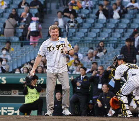 【阪神】元阪神ブラゼル、10年ぶり甲子園で始球式 左打席で岩田稔氏投じた球を素手でキャッチ プロ野球写真ニュース 日刊スポーツ