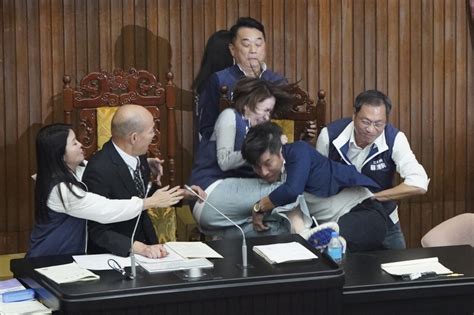 立院爆肢體衝突 鍾佳濱向陳菁徽致歉 新聞 Rti 中央廣播電臺