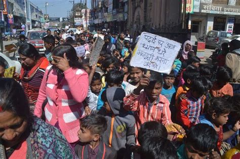 बाल श्रम उन्मूलन कार्यक्रम के तहत बच्चों को जागरूक करने शहर में रैली