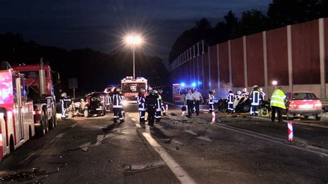 Schwerer Verkehrsunfall In Duisburg Vier Tote Und Eine Verletzte Nach