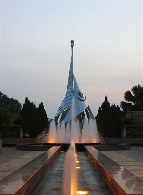 Mercu Tanda Putrajaya The First Structure That Was Erected Flickr