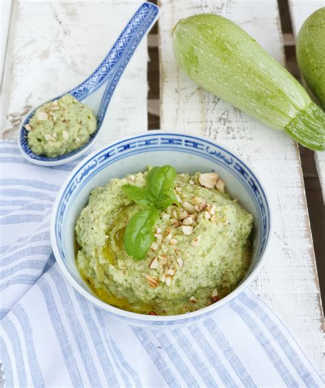 Pesto Di Zucchine E Mandorle Uovo In Camicia