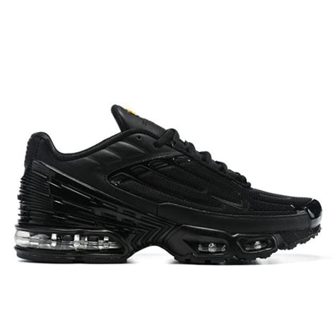 Air Max Plus Iii Triple Black Vestindo A Quebrada