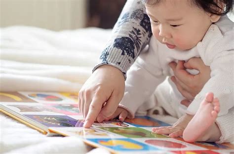 Manfaat Membacakan Buku Untuk Bayi Cukup Menit Per Hari Lajur