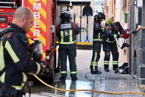 Bomberos y efectivos policiales participan en la extinción de un