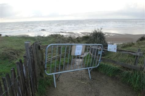 L escalier d accès à cette plage bien connue des surfeurs de Loire