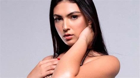 Clara Wellen rebola só de fio dental e camisa do Brasil: “Mulher do céu!”