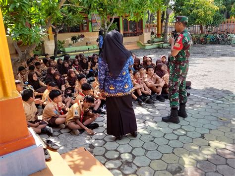 Gembleng Siswa Pramuka Yang Tangguh Dan Disiplin Babinsa Berikan