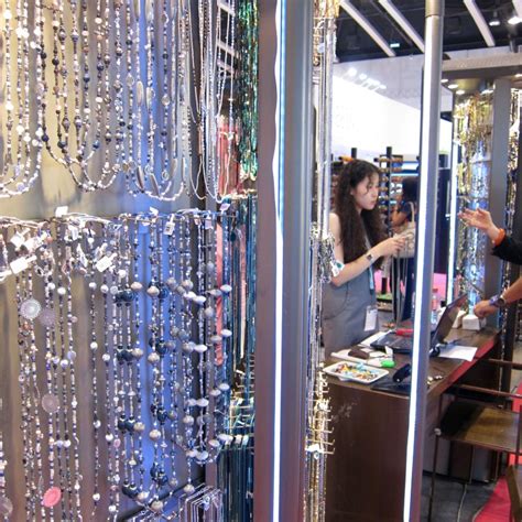 Shenzhen Visitor At Hong Kong Jewellery Fair Finds And Returns Hk250m