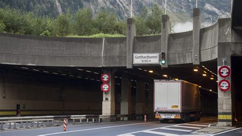 Schweizer Gotthard Tunnel Gesperrt Meterlanger Riss Gefunden