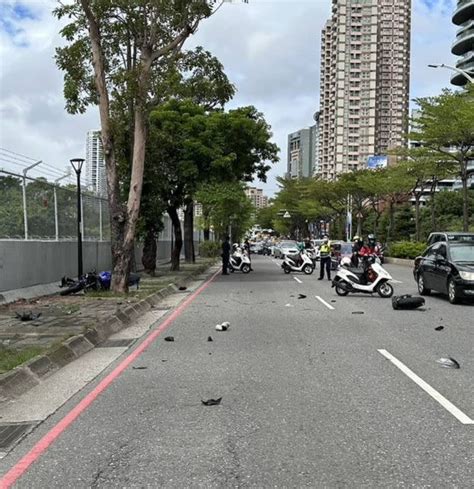 快訊淡水死亡車禍！重機騎士自撞路樹、車身解體 顱內出血送醫不治