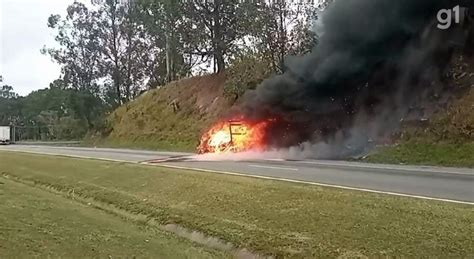 V Deo V Deo Caminh O Pega Fogo Na Rodovia Dom Pedro I Em Igarat Sp