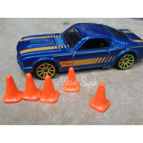 Jual Diorama Traffic Cone Pembatas Jalan Kerucut Jalan Segitiga