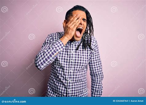 Joven Y Guapo Afro Americano Africano Hombre Con Dreadlocks Usando