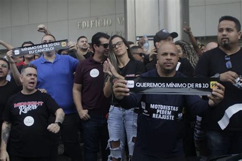 Motoristas de aplicativo protestam por melhores condições no Centro do