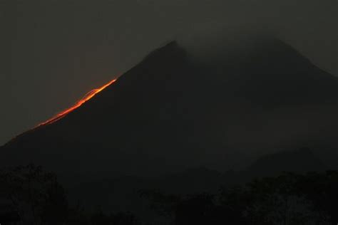 Gunung Merapi Semburkan Awan Panas Dan Lava Pijar Kali Dengan Jarak