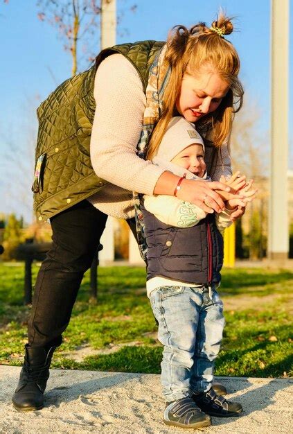 Madre E Hija Felices Jugando En El Parque Foto Premium