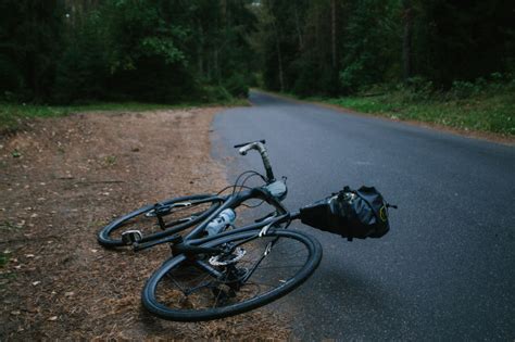 Aangereden Door Een Fiets Op Het Bospad Wat Nu