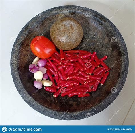 Pimenta Do Mato Vermelha Picada Tomate Cebolas E Alho No Solo