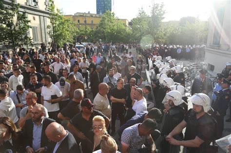 Fotot e protestës Tym dhe flakë para bashkisë së Tiranës Lapsi al