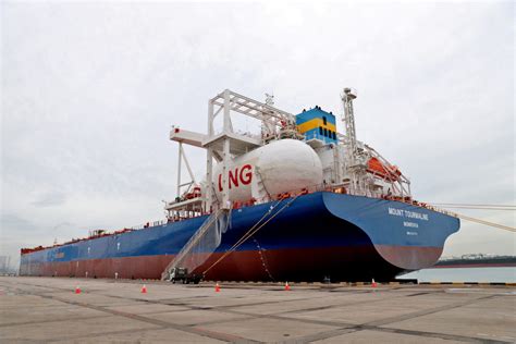 First Lng Fueled Newcastlemax Bulk Carrier Fuels Up In Singapore