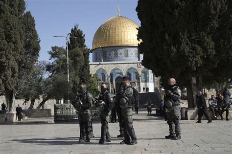 إصابة عشرات الفلسطينيين بمواجهات مع الشرطة الإسرائيلية في المسجد الأقصى