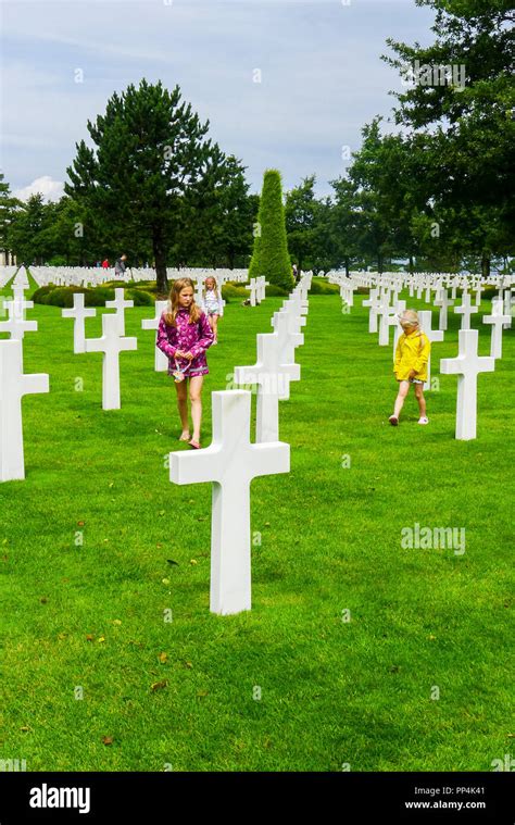 Cruces Blancas En El Cementerio Americano De La Segunda Guerra Mundial