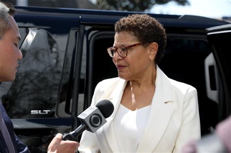 Karen Bass Homelessness Plan L A Remains Skeptical Poll Shows Los