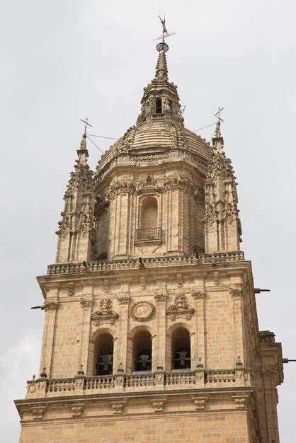 Primer Plano De La Torre De La Iglesia Catedral De Salamanca Espa A