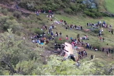 Al Menos 11 Fallecidos Tras Precipitarse Un Bus En Perú