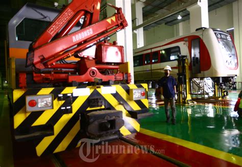 Melihat Proses Perawatan Kereta Lrt Jakarta Foto