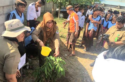 Dukung Pelestarian Lingkungan PT Pegadaian Bersih Sampah Di Pantai