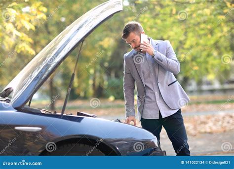 Mann Der Unter Der Haube Des Autos Schaut Stockfoto Bild Von Brach