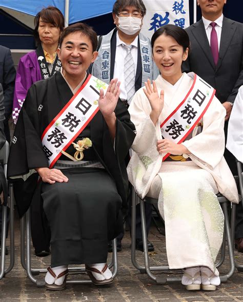 林家三平・国分佐智子夫妻「一日税務署長とかけまして 今日の私たち夫婦ととく」納税をpr 芸能写真ニュース 日刊スポーツ