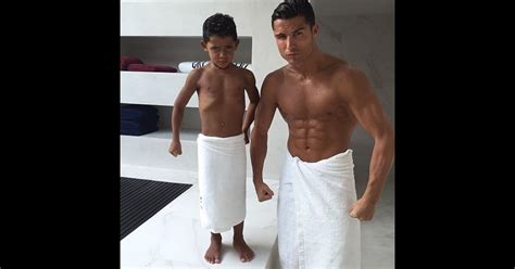 Cristiano Ronaldo Posta Foto Apenas De Toalha E Exibe Tanquinho Ao Lado